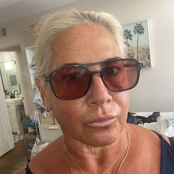 Blue frame sunglasses with rose colored lenses new with Case - Picture 8 of 8